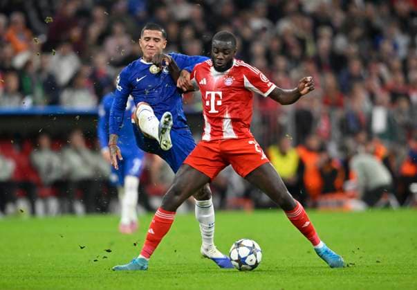 duel, action Enzo Fernandez Chelsea FC The Blues 08 vs Dayot Upamecano FC Bayern Muenchen FCB 02 FC Bayern Muenchen FCB vs Chelsea FC Matchday 01 17 09 2025 DFL REGULATIONS PROHIBIT ANY USE OF PHOTOGRAPHS AS IMAGE SEQUENCES AND OR QUASI VIDEO FC Bayern Muenchen FCB vs Cheelsea FC