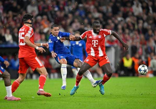 Zweikampf, Aktion Enzo Fernandez Chelsea FC The Blues (08) gegen Dayot Upamecano FC Bayern Muenchen FCB (02) Aleksandar Pavlovic FC Bayern Muenchen FCB (45) FC Bayern Muenchen FCB vs Chelsea FC Spieltag 01 17.09.2025 DFL REGULATIONS PROHIBIT ANY USE OF PHOTOGRAPHS AS IMAGE SEQUENCES AND OR QUASI-VIDEO FC Bayern Muenchen FCB vs Cheelsea FC