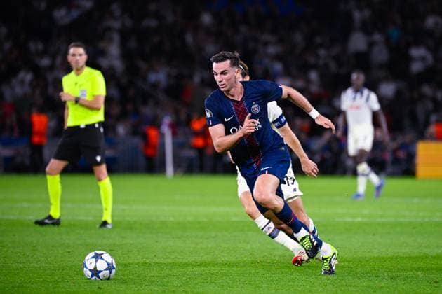 FOOTBALL : PSG vs Atalanta - Ligue des Champions - 17 09 2025 Fabian Ruiz ( 8 - PSG ) and Marten de Roon ( 15 - Atalanta ) during the UEFA Champions League match between Paris Saint Germain and Atalanta BC at Parc Des Princes on September 17 , 2025 in Paris, France. ( Photo by Federico Pestellini PsnewZ ) - ParisFrance  Copyright: xFedericoxPestellinix