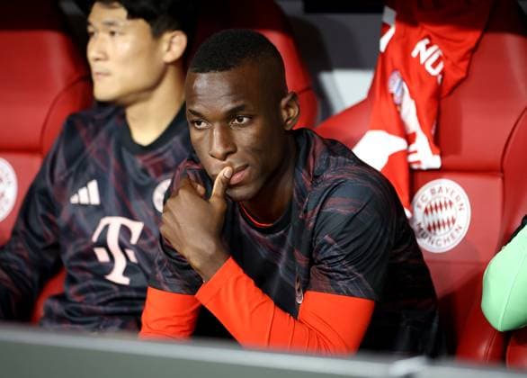 Football, Men, Champions League, Season 2025 2026, FC Bayern Munich FC Chelsea, Matchday 1, Allianz Arena Nicolas Jackson FC Bayern Munich sitting thoughtfully on the substitutes bench