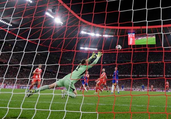 17 09 2025, Football UEFA Championsleague 2025 2026 1 Matchday, FC Bayern Munich FC Chelsea, in the Allianz Arena Munich Goalkeeper Manuel Neuer FC Bayern Munich beaten on the ground Cole Palmer FC Chelsea scores to 2 1 DFL and DFB regulations prohibit any use of photographs as image sequences and or quasi video