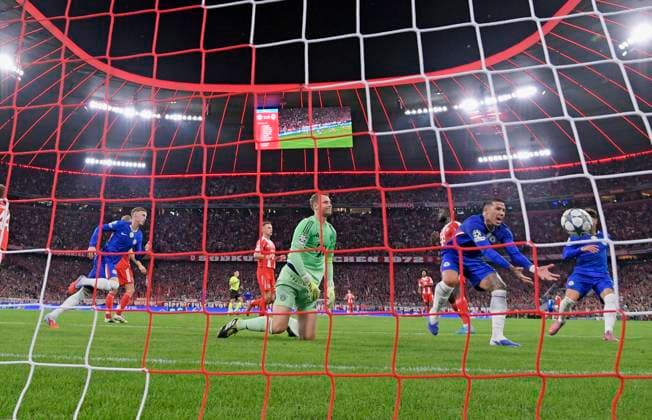 17 09 2025, Football UEFA Championsleague 2025 2026 1 Matchday, FC Bayern Munich FC Chelsea, in the Allianz Arena Munich Goalkeeper Manuel Neuer FC Bayern Munich beaten on the ground Cole Palmer FC Chelsea cheers DFL and DFB regulations prohibit any use of photographs as image sequences and or quasi video