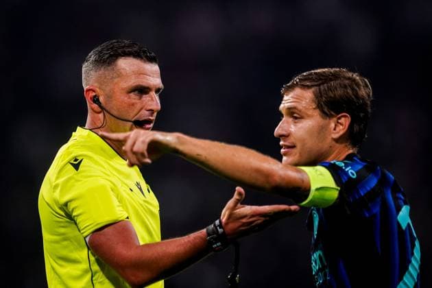 AMSTERDAM, NETHERLANDS - SEPTEMBER 17: Referee Michael Oliver in discussion with Nicolo Barella of FC Internazionale during the UEFA Champions League 2025 26 League Phase MD1 match between AFC Ajax and FC Internazionale Milano at Johan Cruijff Arena on September 17, 2025 in Amsterdam, Netherlands. (Photo by Rene Nijhuis) SPO  Copyright: xRenexNijhuis
