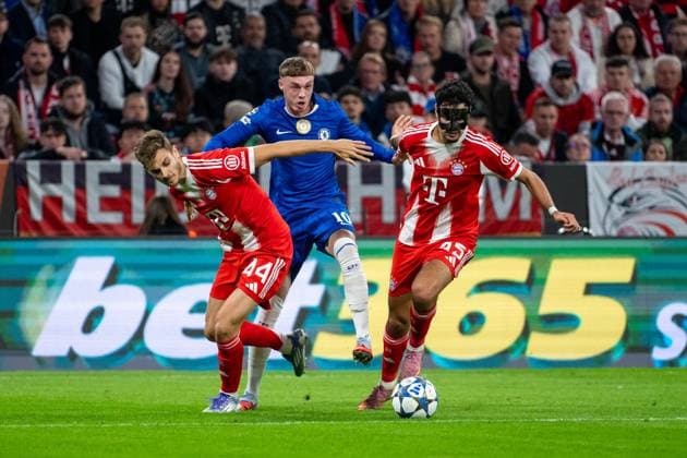 Cole Palmer FC Chelsea, 10 in duel with Josip Stanisic FC Bayern Muenchen, 44 , Aleksandar Pavlovic FC Bayern Muenchen, 45 , GER, FC Bayern Muenchen vs FC Chelsea FC, Football, UEFA Champions League, League Phase, Matchday 1, 2025 2026 Season, 17 09 2025 GER, FC Bayern Muenchen vs FC Chelsea FC, Football, UEFA Champions League, League Phase, Matchday 1, 2025 2026 Season, 17 09 2025 Muenchen Copyright: xEibner-Pressefoto Memmlerx EP_MMR