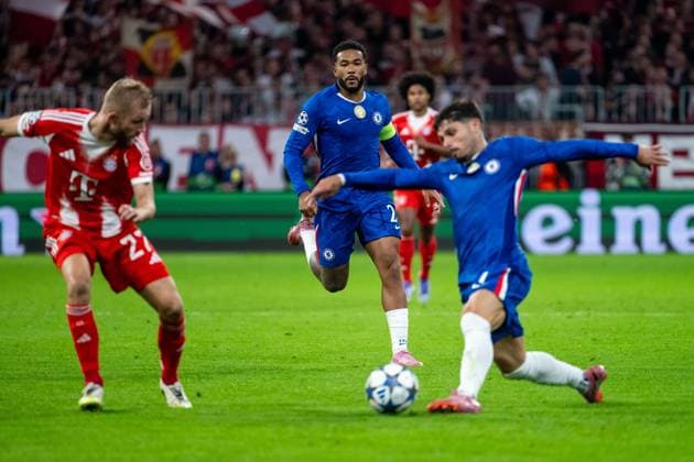 Reece James Chelsea FC, 24 passes the ball to Pedro Neto Chelsea FC, 07 , next to Konrad Laimer FC Bayern Muenchen, 27 , GER, FC Bayern Muenchen vs Chelsea FC, Football, UEFA Champions League, League Phase, Matchday 1, Season 2025 2026, 17 09 2025 GER, FC Bayern Muenchen vs Chelsea FC, Football, UEFA Champions League, League Phase, Matchday 1, Season 2025 2026, 17 09 2025 Muenchen Copyright: xEibner-Pressefoto Memmlerx EP_MMR