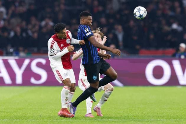 AMSTERDAM , 17-09-2025 , JohanCruyff Arena , season 2025 2026 , UEFA Champions League football , League phase Matchday 1 , match between Ajax and Inter Milan , picture shows Ajax player Owen Wijndal , Inter player Denzel Dumfries Ajax - Inter  x31067041x Copyright: