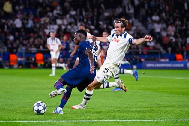 FOOTBALL : PSG vs Atalanta - Ligue des Champions - 17 09 2025 TAVARES Nuno MENDES ( 25 - PSG ) and Marten de Roon ( 15 - Atalanta ) during the UEFA Champions League match between Paris Saint Germain and Atalanta BC at Parc Des Princes on September 17 , 2025 in Paris, France. ( Photo by Federico Pestellini PsnewZ ) - ParisFrance  Copyright: xFedericoxPestellinix