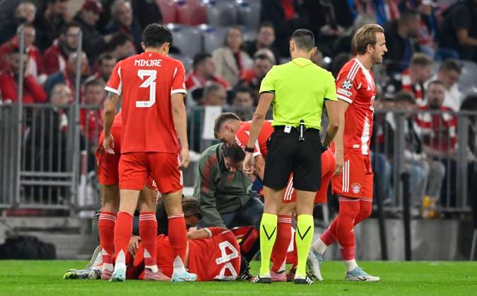 Josip Stanisic FC Bayern Muenchen FCB 44 forced off injured Referee Jose Maria Sanchez Min jae Kim FC Bayern Muenchen FCB 03 Harry Kane FC Bayern Muenchen FCB 09 FC Bayern Muenchen FCB vs Chelsea FC Matchday 01 17 09 2025 DFL REGULATIONS PROHIBIT ANY USE OF PHOTOGRAPHS AS IMAGE SEQUENCES AND OR QUASI VIDEO FC Bayern Muenchen FCB vs Cheelsea FC