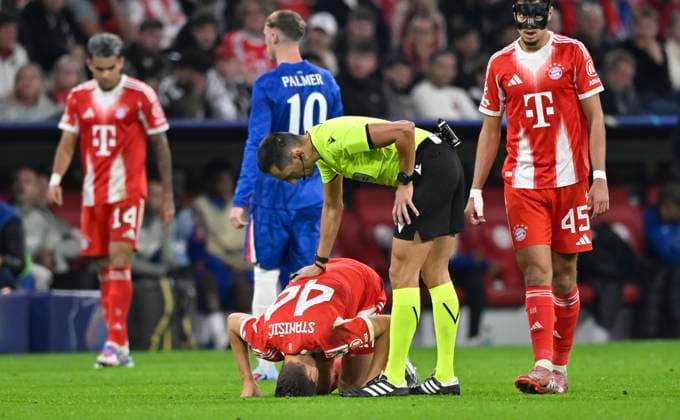 Josip Stanisic FC Bayern Muenchen FCB 44 forced off injured Referee Jose Maria Sanchez Aleksandar Pavlovic FC Bayern Muenchen FCB 45 Luis Diaz FC Bayern Muenchen FCB 14 Cole Palmer Chelsea FC The Blues 10 FC Bayern Muenchen FCB vs Chelsea FC Matchday 01 17 09 2025 DFL REGULATIONS PROHIBIT ANY USE OF PHOTOGRAPHS AS IMAGE SEQUENCES AND OR QUASI VIDEO FC Bayern Muenchen FCB vs Cheelsea FC