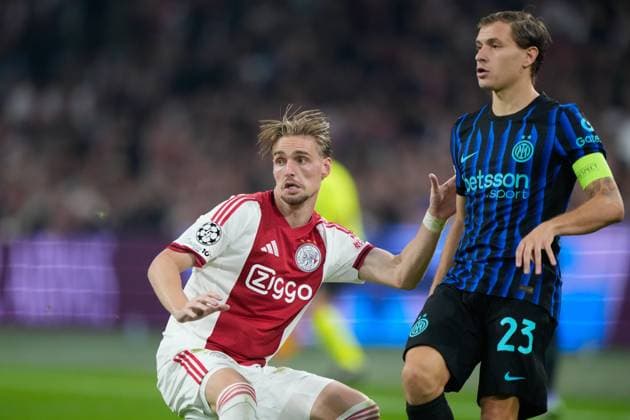 AMSTERDAM, 17-09-2025, Johan Cruijff ArenA ,season 2025 2026 , UEFA Champions League football , league phase, .Match between Ajax and Inter Milan , Picture shows Ajax player Kenneth Taylor, Inter player Nicolo Barella Ajax - Inter  x31067147x Copyright: