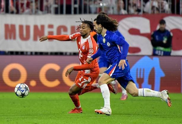 17 09 2025, xemx, Football UEFA Champions League, FC Bayern Muenchen Chelsea London v l Michael Olise FC Bayern Muenchen , Marc Cucurella Chelsea London Zweikampf, Aktion, action, battle for the ball DFL DFB REGULATIONS PROHIBIT ANY USE OF PHOTOGRAPHS as IMAGE SEQUENCES and or QUASI VIDEO Muenchen