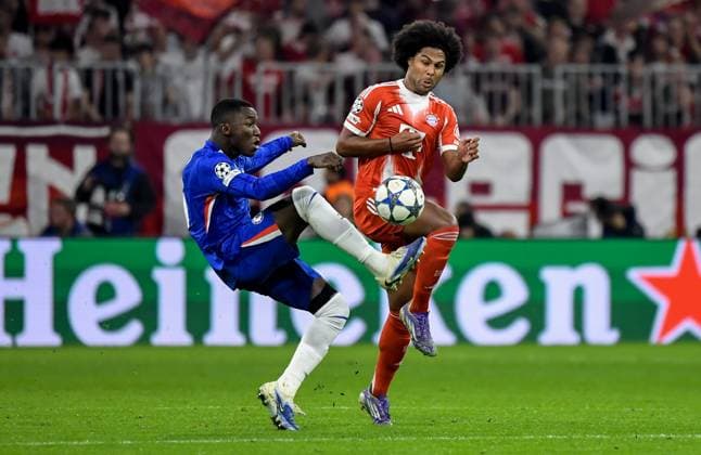 17 09 2025, xemx, Football UEFA Champions League, FC Bayern Muenchen Chelsea London v l Moises Caicedo Chelsea London , Serge Gnabry FC Bayern Muenchen Zweikampf, Aktion, action, battle for the ball DFL DFB REGULATIONS PROHIBIT ANY USE OF PHOTOGRAPHS as IMAGE SEQUENCES and or QUASI VIDEO Muenchen