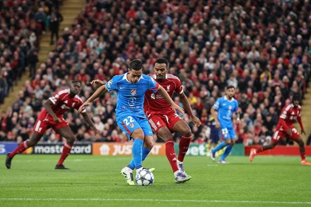 UEFA Champions League, League Stage Liverpool v Atletico Madrid Giacomo Raspadori of Atletico Madrid holds the ball Ryan Gravenberch of Liverpool during the UEFA Champions League, League Stage Liverpool vs Atletico Madrid at Anfield, Liverpool, United Kingdom, 17th September 2025 (Photo by Alfie Cosgrove News Images) Liverpool Anfield Merseyside United Kingdom Copyright: xAlfiexCosgrove NewsxImagesx