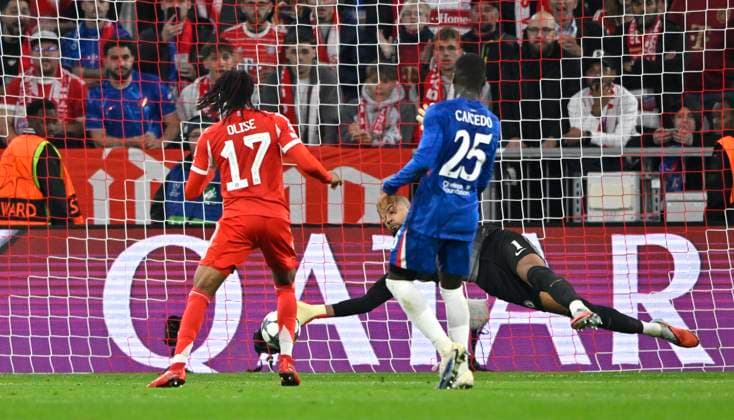 Goal kick Action Goal chance Michael Olise FC Bayern Muenchen FCB 17 fails to beat goalkeeper Robert Sanchez Chelsea FC The Blues 01 Parade Brilliant save Moises Caicedo Chelsea FC The Blues 25 FC Bayern Muenchen FCB vs Chelsea FC Matchday 01 17 09 2025 DFL REGULATIONS PROHIBIT ANY USE OF PHOTOGRAPHS AS IMAGE SEQUENCES AND OR QUASI VIDEO FC Bayern Muenchen FCB vs Cheelsea FC