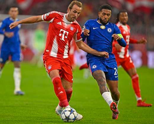 17 09 2025, Football UEFA Championsleague 2025 2026 Matchday 1, FC Bayern Munich FC Chelsea, at Allianz Arena Munich v l Harry Kane FC Bayern Munich v Reece James FC Chelsea DFL and DFB regulations prohibit any use of photographs as image sequences and or quasi video