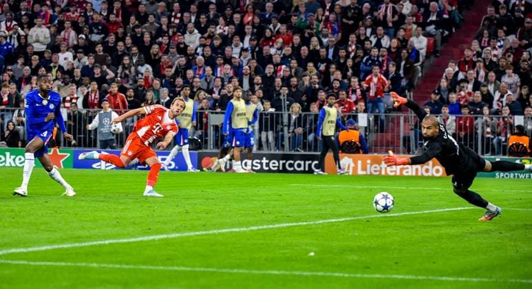 17 09 2025, xemx, Football UEFA Champions League, FC Bayern Muenchen Chelsea London v l Harry Kane FC Bayern Muenchen Goal scored, scored the goal to 3 1 Robert Sanchez Chelsea London can not hold DFL DFB REGULATIONS PROHIBIT ANY USE OF PHOTOGRAPHS as IMAGE SEQUENCES and or QUASI VIDEO Muenchen