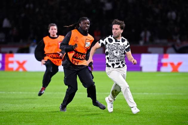 FOOTBALL : PSG vs Atalanta - Ligue des Champions - 17 09 2025 A pitch invader runs during the UEFA Champions League match between Paris Saint Germain and Atalanta BC at Parc Des Princes on September 17 , 2025 in Paris, France. ( Photo by Federico Pestellini PsnewZ ) - ParisFrance  Copyright: xFedericoxPestellinix