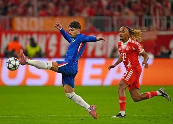 17 09 2025, Football UEFA Championsleague 2025 2026 Matchday 1, FC Bayern Munich FC Chelsea, at Allianz Arena Munich v l Pedro Neto FC Chelsea v Sacha Boey FC Bayern Munich DFL and DFB regulations prohibit any use of photographs as image sequences and or quasi video