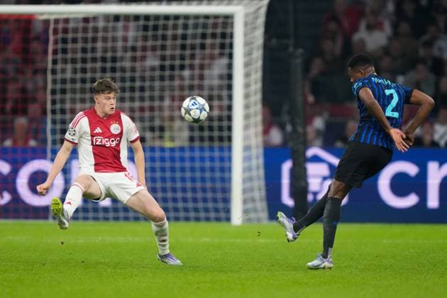 AMSTERDAM, 17-09-2025, Johan Cruijff ArenA ,season 2025 2026 , UEFA Champions League football , league phase, .Match between Ajax and Inter Milan , Picture shows Ajax player James McConnell , Inter player Denzel Dumfries Ajax - Inter  x31067407x Copyright:
