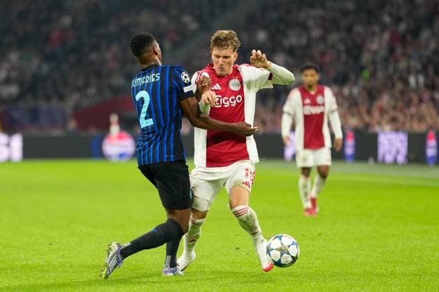 AMSTERDAM, 17-09-2025, Johan Cruijff ArenA ,season 2025 2026 , UEFA Champions League football , league phase, .Match between Ajax and Inter Milan , Picture shows Inter player Denzel Dumfries, Ajax player Mika Godts Ajax - Inter  x31067412x Copyright: