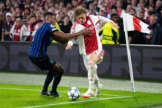 AMSTERDAM, 17-09-2025, Johan Cruijff ArenA ,season 2025 2026 , UEFA Champions League football , league phase, .Match between Ajax and Inter Milan , Picture shows Inter player Denzel Dumfries, Ajax player Mika Godts Ajax - Inter  x31067420x Copyright: