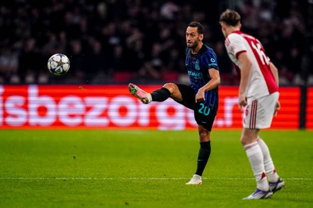 AMSTERDAM, NETHERLANDS - SEPTEMBER 17: Hakan Calhanoglu of FC Internazionale passes the ball during the UEFA Champions League 2025 26 League Phase MD1 match between AFC Ajax and FC Internazionale Milano at Johan Cruijff Arena on September 17, 2025 in Amsterdam, Netherlands. (Photo by Rene Nijhuis) SPO  Copyright: xRenexNijhuis