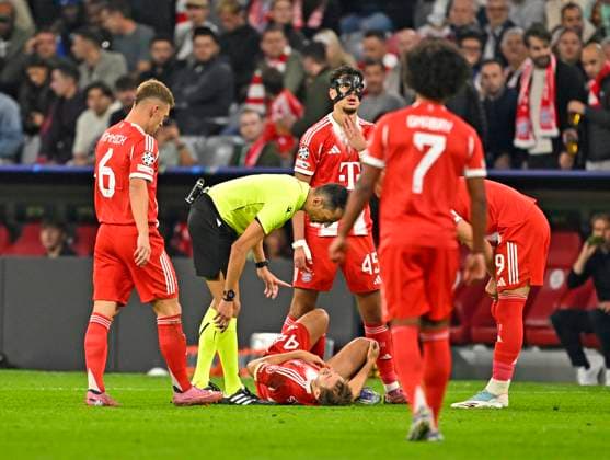 17 09 2025, Soccer UEFA Championsleague 2025 2026 1 Matchday, FC Bayern Munich FC Chelsea, in the Allianz Arena Munich Josip Stanisic Bayern Munich struck on the ground DFL and DFB regulations prohibit any use of photographs as image sequences and or quasi video