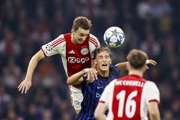 AMSTERDAM - (l-r) Youri Baas of Ajax, Pio Esposito of FC Internazionale Milano during the UEFA Champions League match between AFC Ajax and FC Internazionale Milano at the Johan Cruijff ArenA on September 17, 2025 in Amsterdam, Netherlands. ANP Hollandse Hoogte Maurice van Steen UEFA Champions League 2025 26 xVIxANPxSportx xMauricexvanxSteenxIVx 536656023 originalFilename: 536656023.jpg
