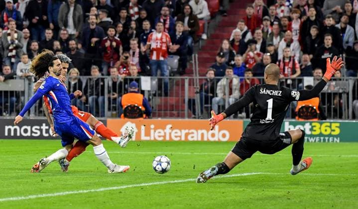 17 09 2025, xemx, Football UEFA Champions League, FC Bayern Muenchen Chelsea London v l Marc Cucurella Chelsea London , Luis Diaz FC Bayern Muenchen , Robert Sanchez Chelsea London duel, action, action, battle for the ball DFL DFB REGULATIONS PROHIBIT ANY USE OF PHOTOGRAPHS as IMAGE SEQUENCES and or QUASI VIDEO Muenchen
