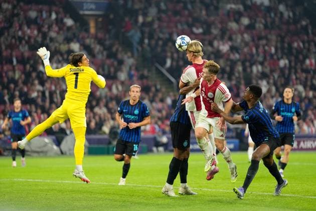 AMSTERDAM, 17-09-2025, Johan Cruijff ArenA ,season 2025 2026 , UEFA Champions League football , league phase, .Match between Ajax and Inter Milan , Picture shows Inter goalkeeper Yann Sommer , Ajax player Kasper Dolberg Ajax - Inter  x31067597x Copyright: