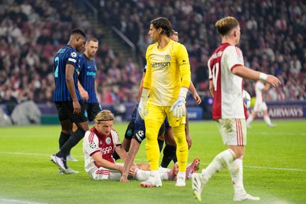 AMSTERDAM, 17-09-2025, Johan Cruijff ArenA ,season 2025 2026 , UEFA Champions League football , league phase, .Match between Ajax and Inter Milan , Picture shows Inter goalkeeper Yann Sommer , Ajax player Kasper Dolberg Ajax - Inter  x31067599x Copyright: