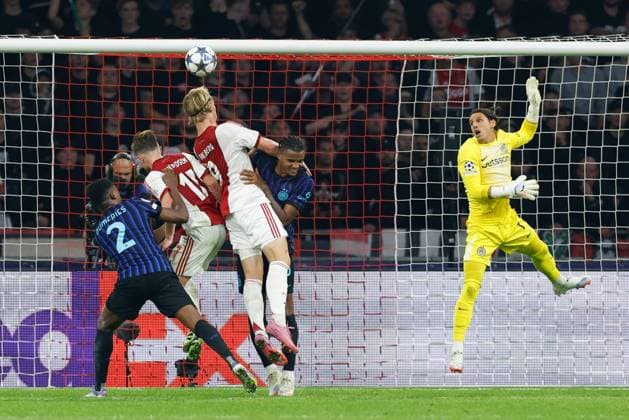 AMSTERDAM , 17-09-2025 , JohanCruyff Arena , season 2025 2026 , UEFA Champions League football , League phase Matchday 1 , match between Ajax and Inter Milan , picture shows Ajax player Kasper Dolberg, Inter goalkeeper Yann Sommer Ajax - Inter  x31067600x Copyright: