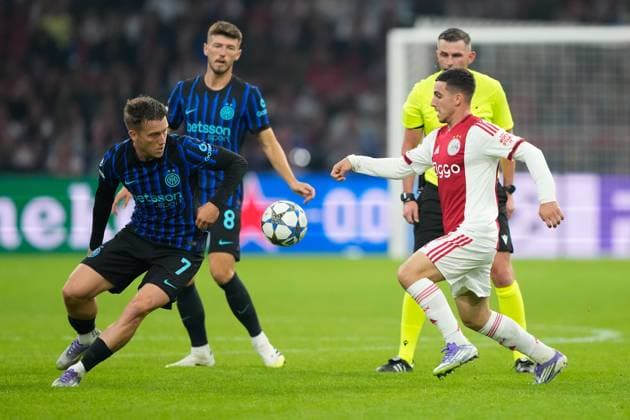 AMSTERDAM, 17-09-2025, Johan Cruijff ArenA ,season 2025 2026 , UEFA Champions League football , league phase, .Match between Ajax and Inter Milan , Picture shows Inter player Piotr Zielinski, Ajax player Oscar Gloukh Ajax - Inter  x31067605x Copyright: