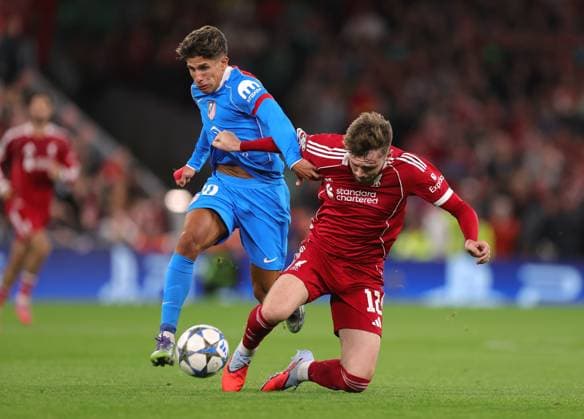 Fußball UEFA Champions League League-Phase Liverpool gegen Atletico Madrid 17. September 2025 UEFA Champions League League-Phase Liverpool gegen Atletico Madrid Giuliano Simeone von Atletico Madrid foult Conor Bradley von Liverpool Foto Simon Stacpoole Abseits Liverpool UK  Copyright: xSimonxStacpoolexOffside