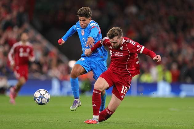 Fußball UEFA Champions League League-Phase Liverpool gegen Atletico Madrid 17. September 2025 UEFA Champions League League-Phase Liverpool gegen Atletico Madrid Giuliano Simeone von Atletico Madrid foult Conor Bradley von Liverpool Foto Simon Stacpoole Abseits Liverpool UK  Copyright: xSimonxStacpoolexOffside