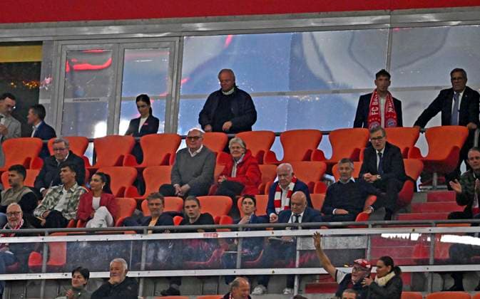 17 09 2025, Football UEFA Championsleague 2025 2026 1 Matchday, FC Bayern Munich FC Chelsea, in the Allianz Arena Munich Shortly before the final whistle, Honorary President Uli Hoeneß FC Bayern Munich, Hoeness sits almost alone with his wife Susi in the VIP stand DFL and DFB regulations prohibit any use of photographs as image sequences and or quasi video