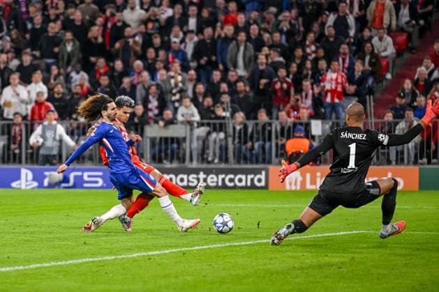 Marc Cucurella Chelsea FC , Luis Diaz Bayern Munich and goalkeeper Robert Sanchez Chelsea FC battle for the ball during the UEFA Champions League 2025 26 League Phase MD1 match between FC Bayern Munich and Chelsea FC at Football Arena Munich on September 17, 2025 in Munich, Germany Photo by Harry Langer DeFodi Images