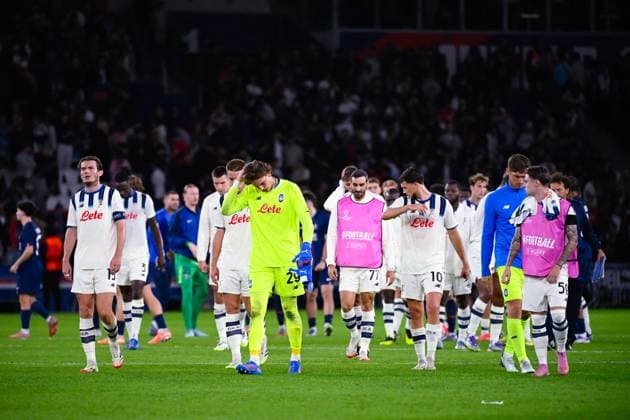 FOOTBALL : PSG vs Atalanta - Ligue des Champions - 17 09 2025 Atalanta players look dejected following the UEFA Champions League match between Paris Saint Germain and Atalanta BC at Parc Des Princes on September 17 , 2025 in Paris, France. ( Photo by Federico Pestellini PsnewZ ) - ParisFrance  Copyright: xFedericoxPestellinix