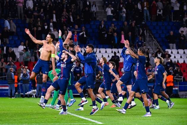 FOOTBALL : PSG vs Atalanta - Ligue des Champions - 17 09 2025 PSG players celebrate their side s victory with fans after the UEFA Champions League match between Paris Saint Germain and Atalanta BC at Parc Des Princes on September 17 , 2025 in Paris, France. ( Photo by Federico Pestellini PsnewZ ) - ParisFrance  Copyright: xFedericoxPestellinix