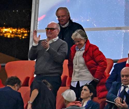 17 09 2025, Football UEFA Championsleague 2025 2026 1 Matchday, FC Bayern Munich FC Chelsea, in the Allianz Arena Munich Honorary President Uli Hoeneß FC Bayern Munich, Hoeness and Susi celebrate the victory DFL and DFB regulations prohibit any use of photographs as image sequences and or quasi video