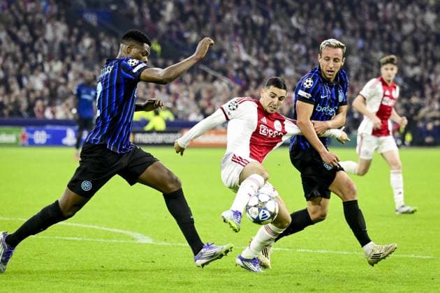 AMSTERDAM - (l-r) Denzel Dumfries of Internazionale, Oscar Gloukh of Ajax, and Davide Frattes of Internazionale during the UEFA Champions League match between Ajax and Internazionale at the Johan Cruijff ArenA on September 17, 2025, in Amsterdam, Netherlands. ANP OLAF KRAAK UEFA Champions League 2025 26 xVIxANPxSportx xxANPxIVx 536657619 originalFilename: 536657619.jpg