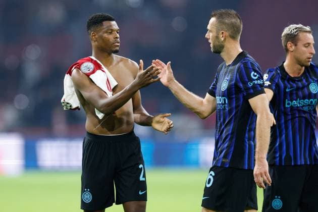 AMSTERDAM , 17-09-2025 , JohanCruyff Arena , season 2025 2026 , UEFA Champions League football , League phase Matchday 1 , match between Ajax and Inter Milan , picture shows Inter player Denzel Dumfries, Inter player Stefan de Vrij Ajax - Inter  x31067646x Copyright: