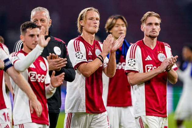 2025-09-17 AFC Ajax v FC Internazionale Milano - UEFA Champions League 2025 26 League Phase AMSTERDAM, NETHERLANDS - SEPTEMBER 17: Kasper Dolberg of AFC Ajax thanks the fans during the UEFA Champions League 2025 26 League Phase match between AFC Ajax and FC Internazionale Milano at Johan Cruijff ArenA on September 17, 2025 in Amsterdam, Netherlands. Amsterdam Johan Cruijff ArenA Netherlands Content not available for redistribution in The Netherlands directly or indirectly through any third parties. Copyright: xAndrexWeeningx