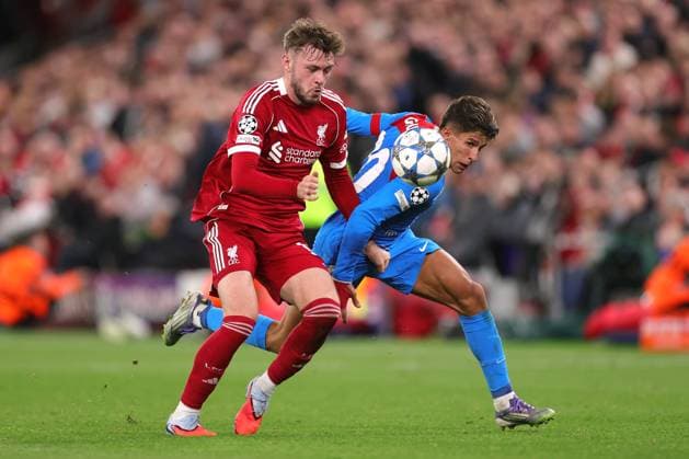 Fußball UEFA-Champions-League-Phase Liverpool gegen Atletico Madrid 17. September 2025 UEFA-Champions-League-Phase Liverpool gegen Atletico Madrid Connor Bradley von Liverpool und Giuliano Simeone von Atletico Madrid Foto Simon Stacpoole Abseits Liverpool UK  Copyright: xSimonxStacpoolexOffside