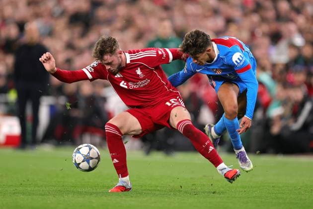 Fußball UEFA-Champions-League-Phase Liverpool gegen Atletico Madrid 17. September 2025 UEFA-Champions-League-Phase Liverpool gegen Atletico Madrid Connor Bradley von Liverpool und Giuliano Simeone von Atletico Madrid Foto Simon Stacpoole Abseits Liverpool UK  Copyright: xSimonxStacpoolexOffside