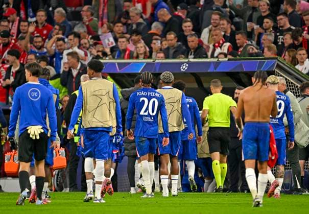 17 09 2025, Football UEFA Championsleague 2025 2026 1 Matchday, FC Bayern Munich FC Chelsea, in the Allianz Arena Munich The Chelsea players hang their heads DFL and DFB regulations prohibit any use of photographs as image sequences and or quasi video