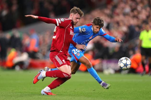 Fußball UEFA-Champions-League-Phase Liverpool gegen Atletico Madrid 17. September 2025 UEFA-Champions-League-Phase Liverpool gegen Atletico Madrid Connor Bradley von Liverpool und Giuliano Simeone von Atletico Madrid Foto Simon Stacpoole Abseits Liverpool UK  Copyright: xSimonxStacpoolexOffside