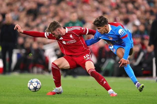 Fußball UEFA-Champions-League-Phase Liverpool gegen Atletico Madrid 17. September 2025 UEFA-Champions-League-Phase Liverpool gegen Atletico Madrid Connor Bradley von Liverpool und Giuliano Simeone von Atletico Madrid Foto Simon Stacpoole Abseits Liverpool UK  Copyright: xSimonxStacpoolexOffside