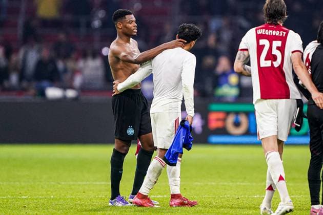 2025-09-17 AFC Ajax v FC Internazionale Milano - UEFA Champions League 2025 26 League Phase AMSTERDAM, NETHERLANDS - SEPTEMBER 17: Denzel Dumfries of FC Internazionale Milano, Owen Wijndal of AFC Ajax talking during the UEFA Champions League 2025 26 League Phase match between AFC Ajax and FC Internazionale Milano at Johan Cruijff ArenA on September 17, 2025 in Amsterdam, Netherlands. Amsterdam Johan Cruijff ArenA Netherlands Content not available for redistribution in The Netherlands directly or indirectly through any third parties. Copyright: xAndrexWeeningx