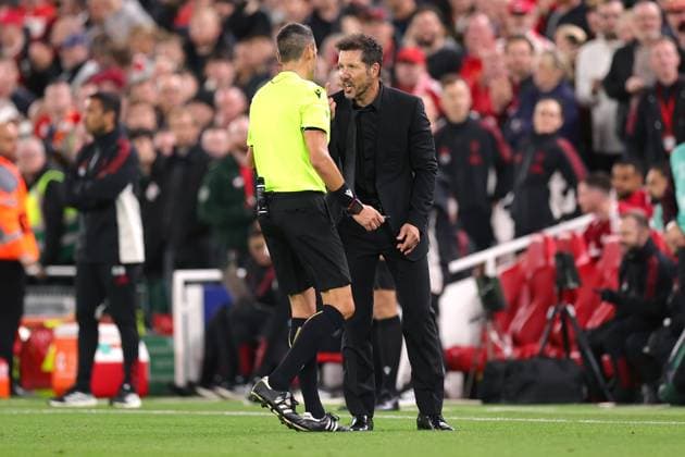 Fußball UEFA-Champions-League-Phase Liverpool gegen Atletico Madrid 17. September 2025 UEFA-Champions-League-Phase Liverpool gegen Atletico Madrid Schiedsrichter Maurizio Mariani und Atletico Madrids Trainer Diego Simeone streiten sich Foto Simon Stacpoole Abseits Liverpool UK  Copyright: xSimonxStacpoolexOffside